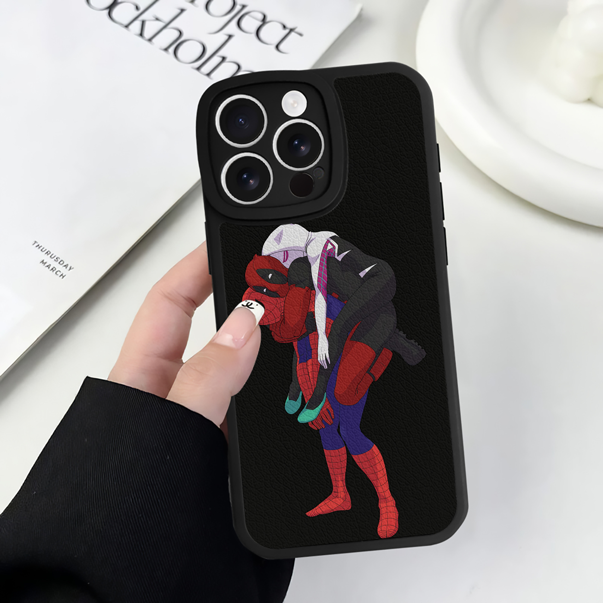 （画像用） Deadpool デッドプール 【iPhone 16シリーズ対応】シリコンスマホケース（レザー調） 材質：シリコン